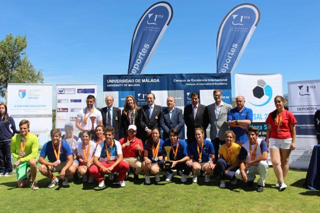 Jugadores premiados junto a los autoridades asistentes al reparto de premios del Campeonato de España Universitario